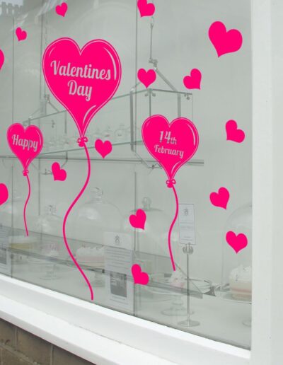 Ideas para decorar en San Valentín: restaurantes y escaparates.